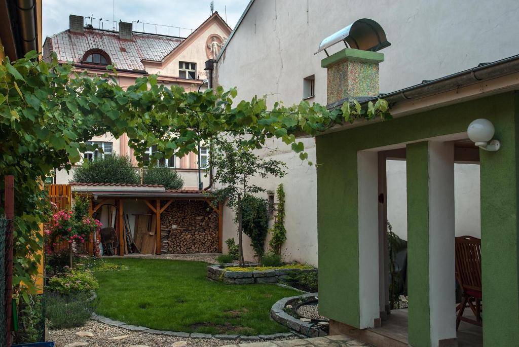 Penzion U Vinoteky Нимбурк Екстер'єр фото